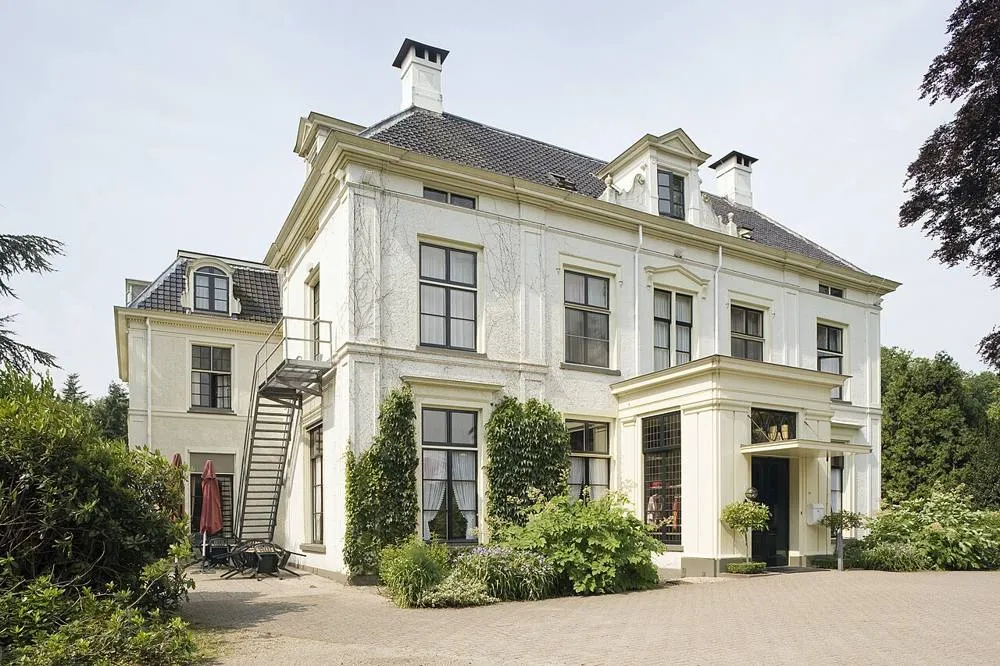 Wezep: Overzicht van de voorgevel van het landhuis met portiek - Wezep - 20401914 - RCE