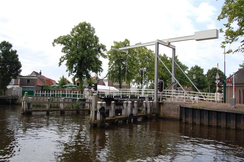 Zwartsluis: Zwartsluis, fietsbrug over de sluis in centrum